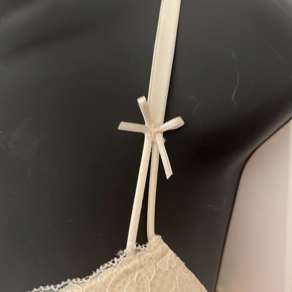 Bras - Picture 4 of 9